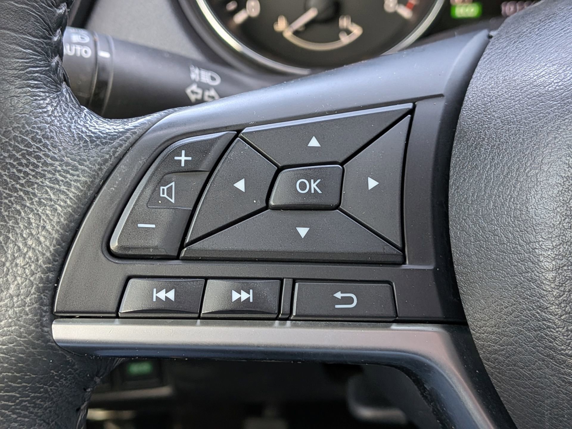 Used 2018 Nissan Rogue SV image 29