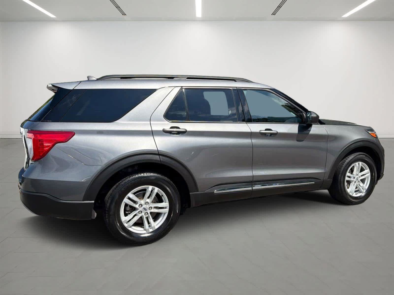 Used 2023 Ford Explorer XLT w/ Equipment Group 202A AWD/4WD image 4