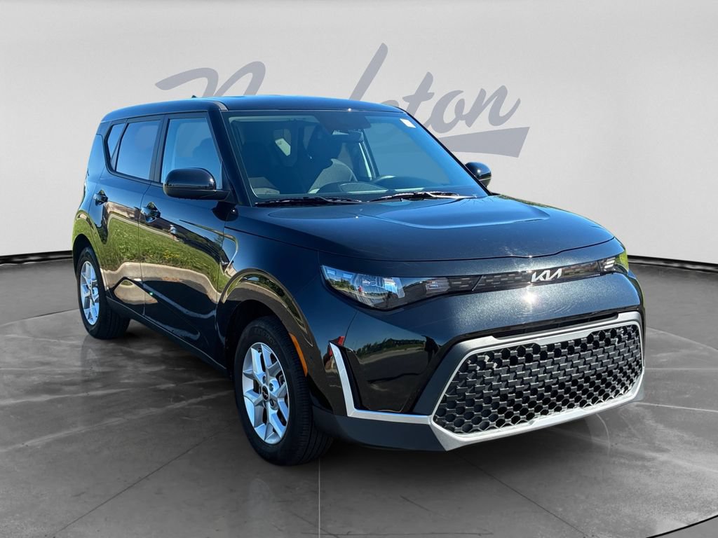 Certified 2025 Kia Soul LX w/ LX Technology Package FWD image 3