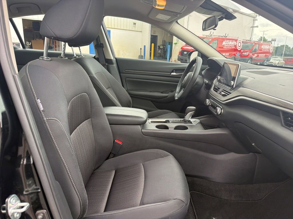 Used 2025 Nissan Altima 2.5 SV FWD image 34