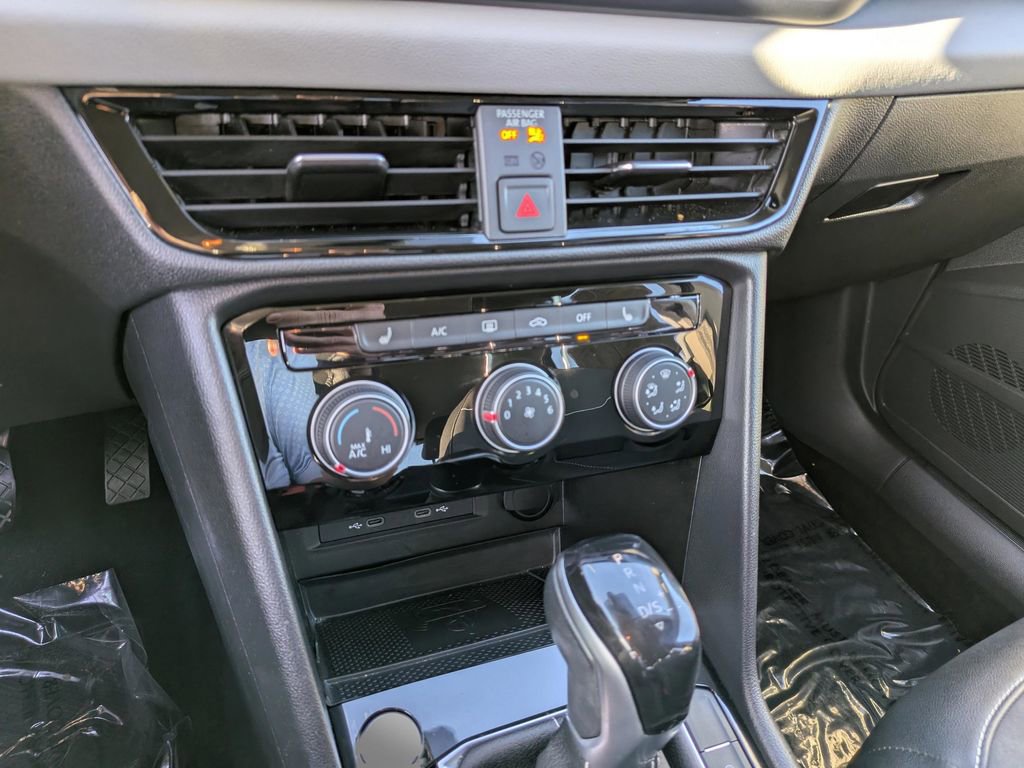 Certified 2023 Volkswagen Taos SE w/ Black Wheel Package FWD image 21