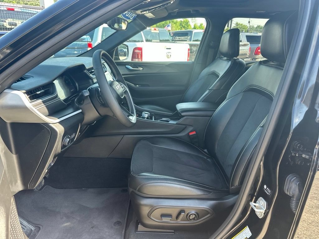 Used 2024 Jeep Grand Cherokee Altitude AWD/4WD image 15