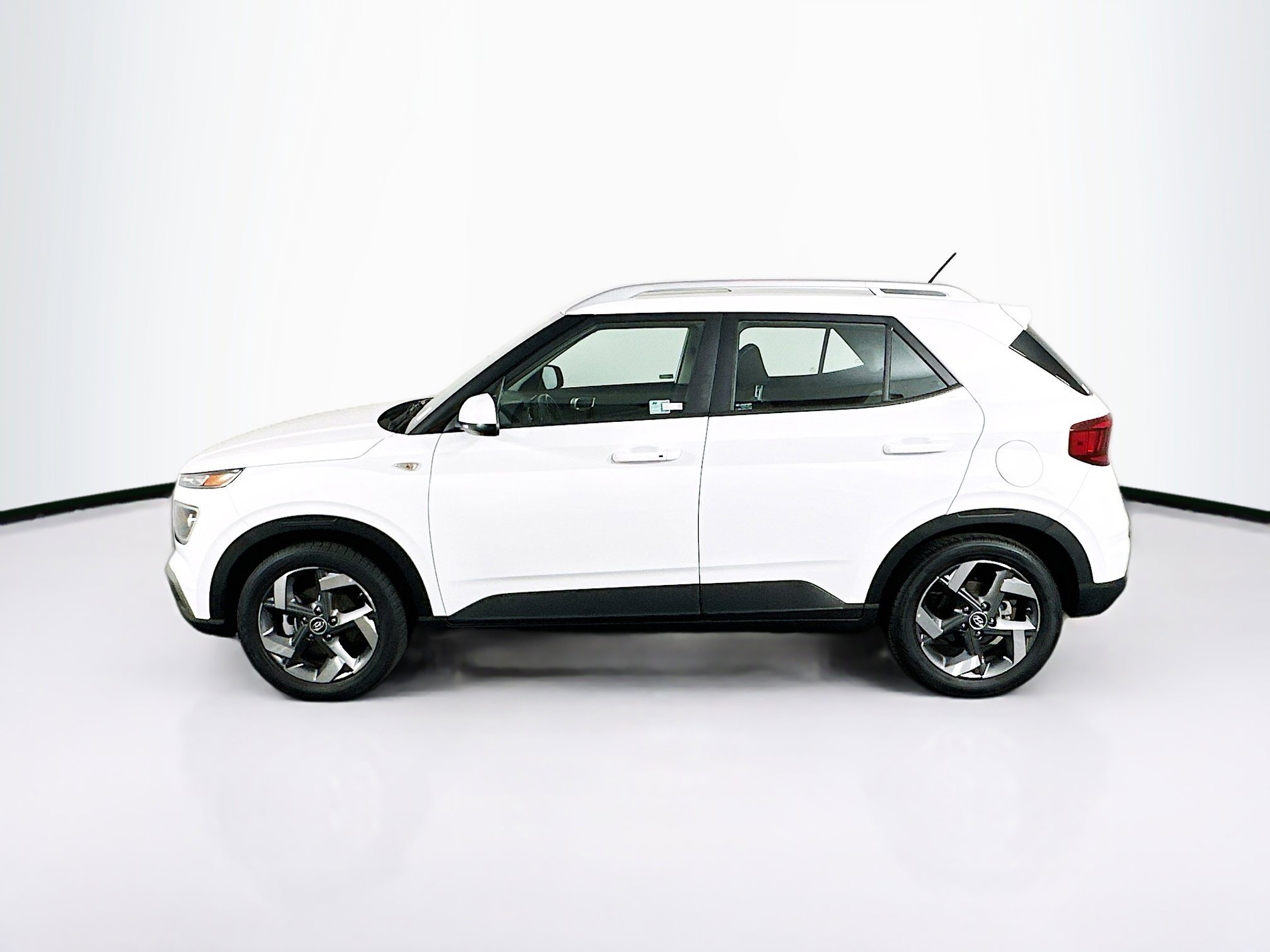 Used 2025 Hyundai Venue SEL FWD image 4