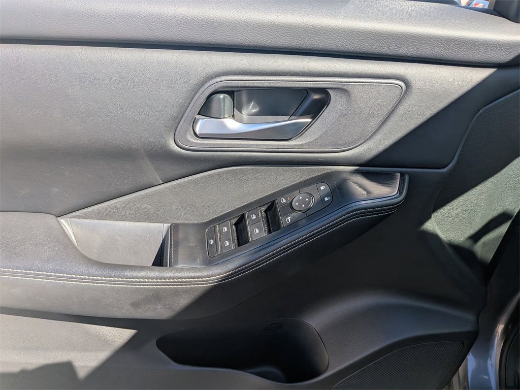 Used 2024 Nissan Rogue SV image 11