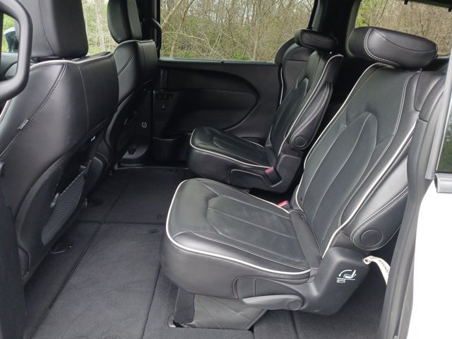 Used 2025 Chrysler Pacifica Limited FWD image 13