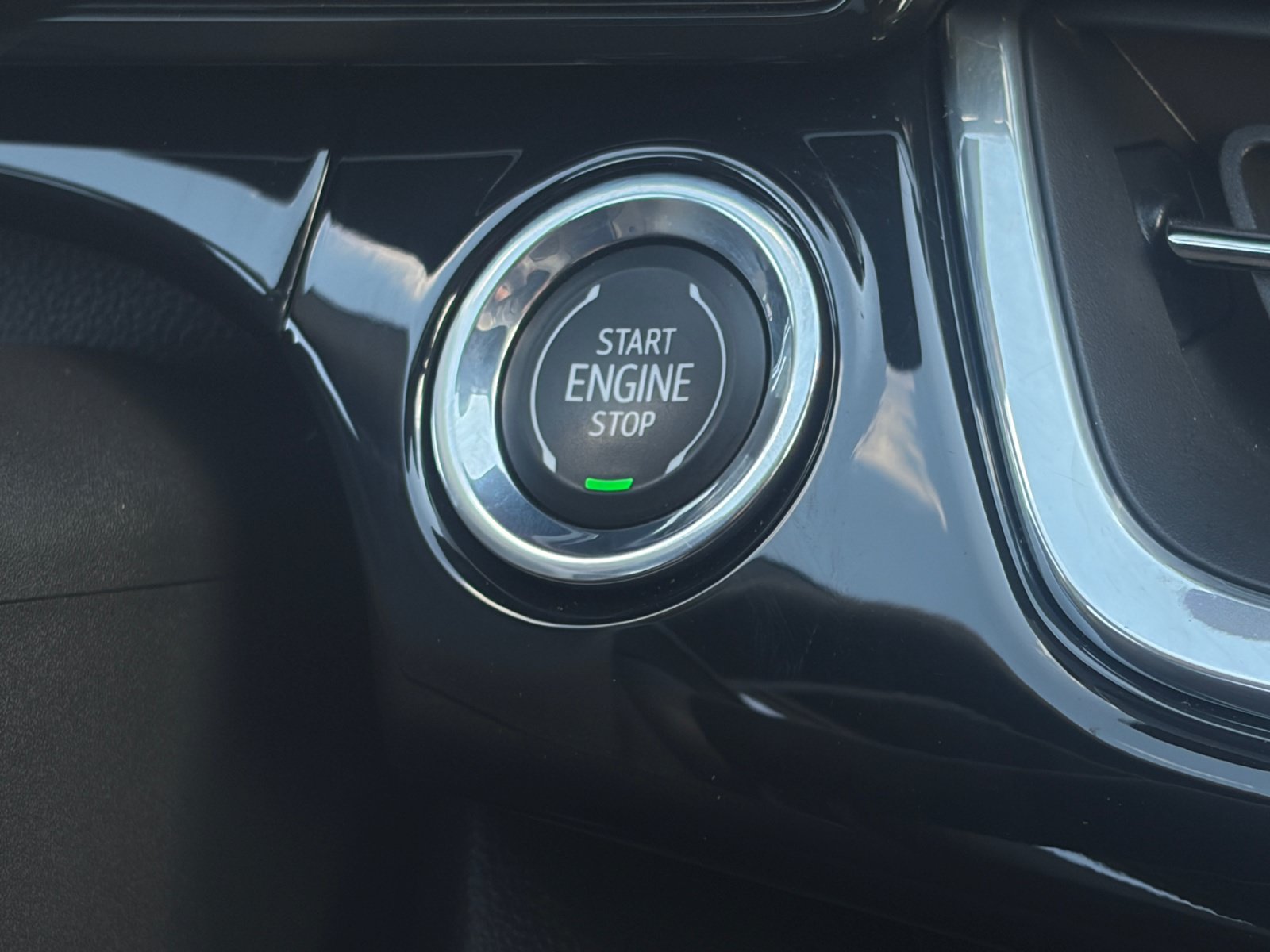Certified 2024 Chevrolet Trax RS w/ Sunroof Package FWD image 19