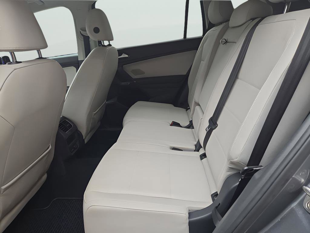 Used 2018 Volkswagen Tiguan SE w/ Panoramic Sunroof Package image 13