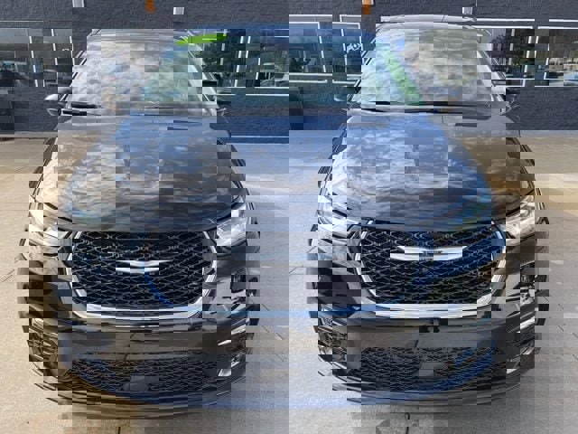 Used 2024 Chrysler Pacifica Limited image 2