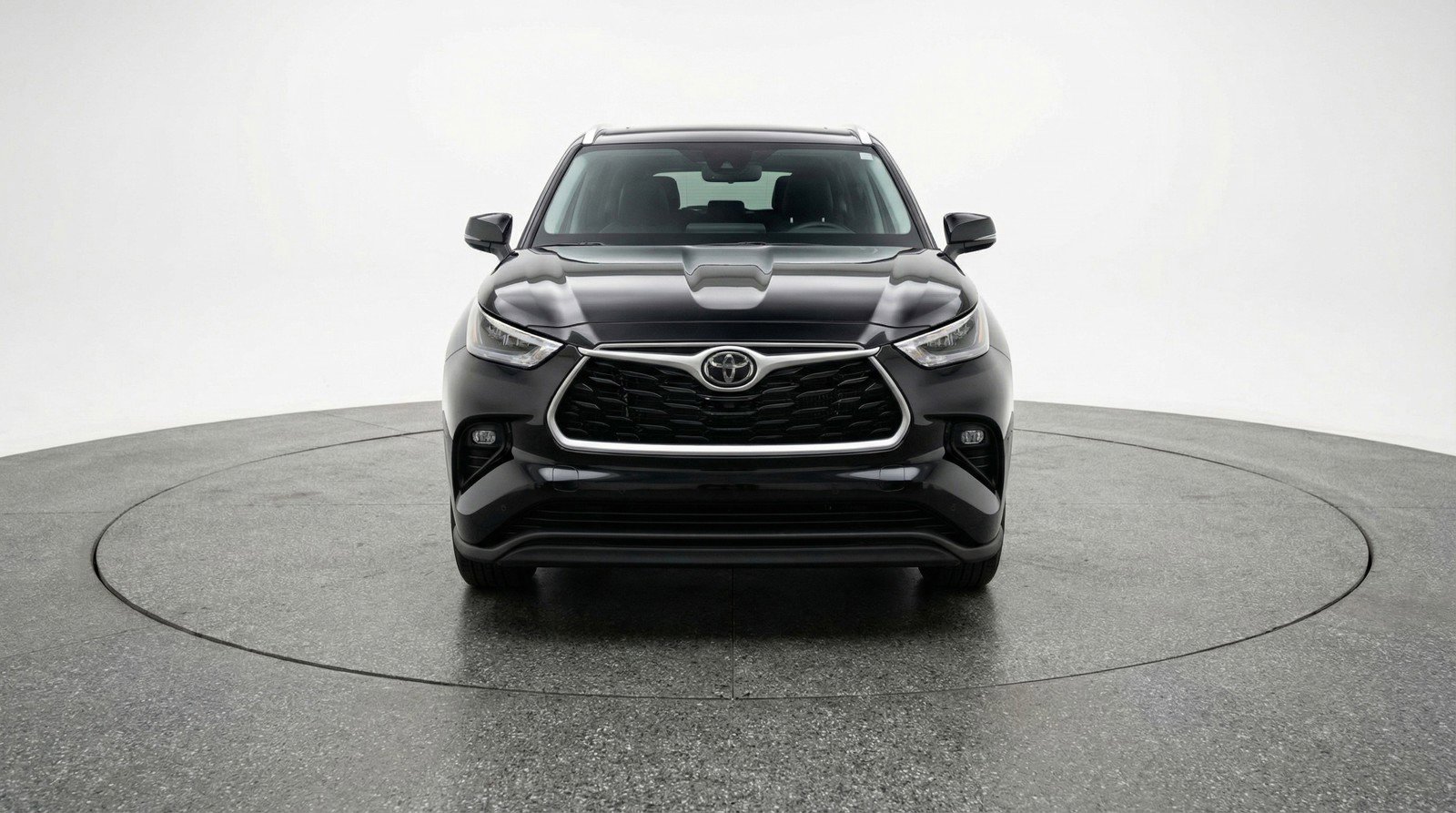 Used 2025 Toyota Highlander LE FWD image 2