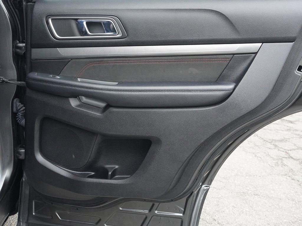 Used 2018 Ford Explorer XLT w/ Equipment Group 202A AWD/4WD image 28