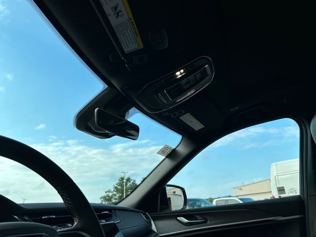 New 2025 Jeep Grand Cherokee Limited w/ Black Appearance Package image 19