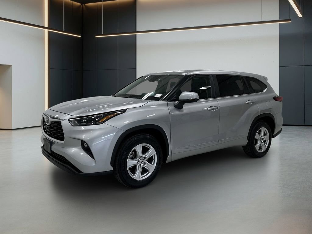 Used 2023 Toyota Highlander LE FWD video 1
