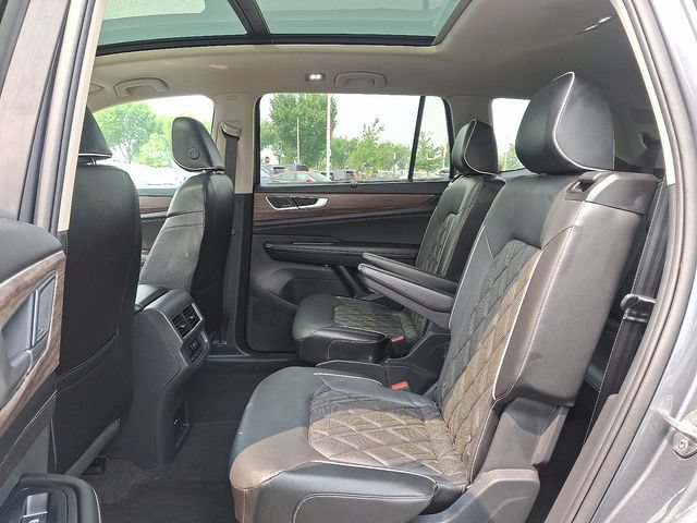 Used 2024 Volkswagen Atlas SEL Premium R-Line AWD/4WD image 10