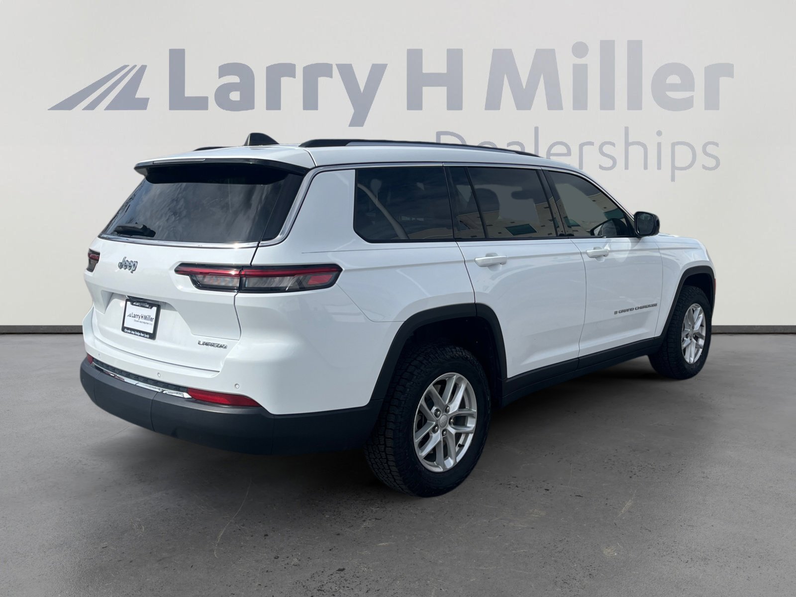 Used 2023 Jeep Grand Cherokee L Laredo image 5