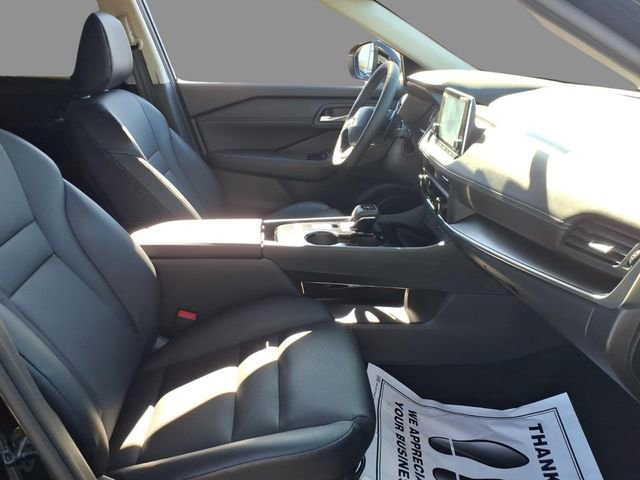 Used 2025 Nissan Rogue SV w/ SV Premium Package image 13