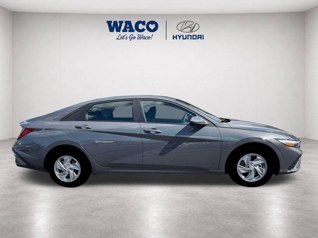 Used 2026 Hyundai Elantra SE FWD image 9
