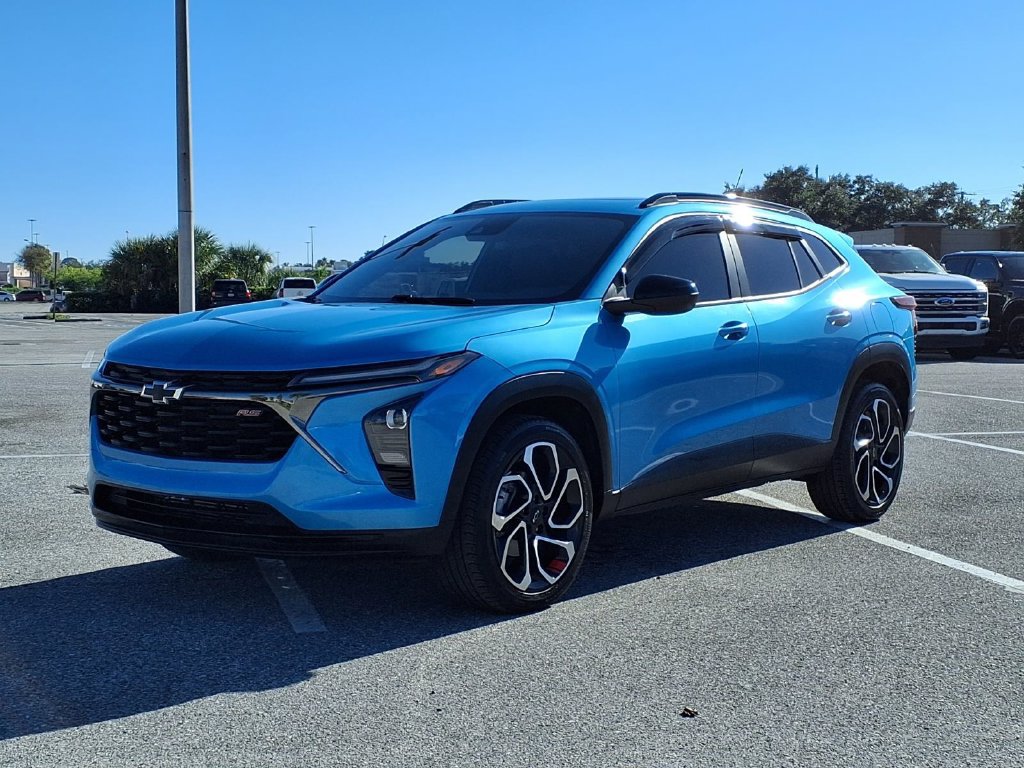 Used 2025 Chevrolet Trax RS w/ Sunroof Package FWD image 3