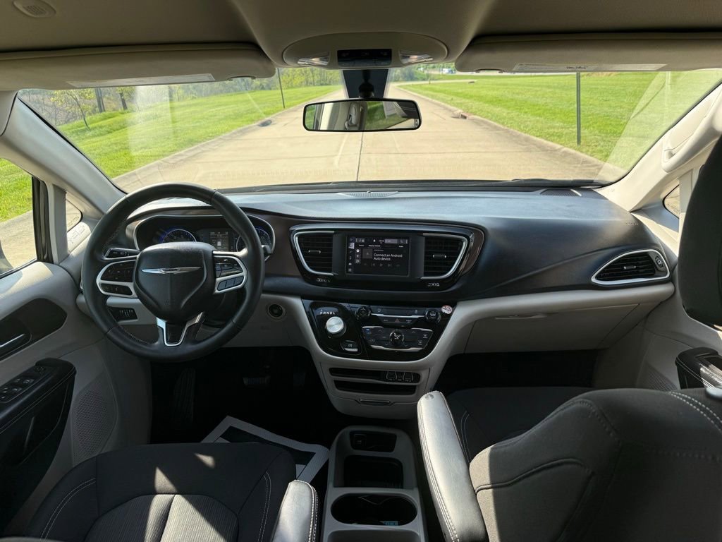 Used 2022 Chrysler Voyager LX FWD image 16