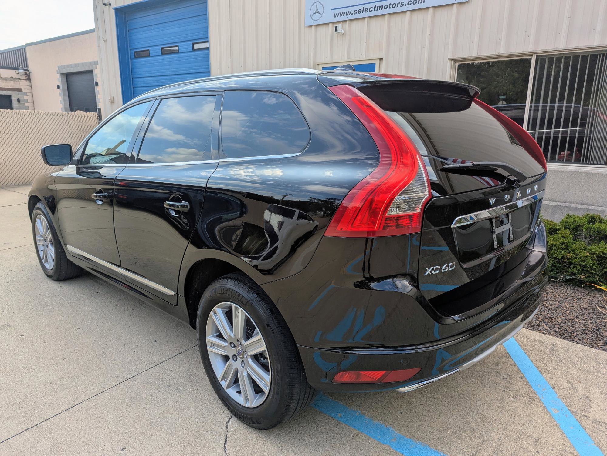 Used 2017 Volvo XC60 T5 Inscription w/ Preferred Option Package image 4