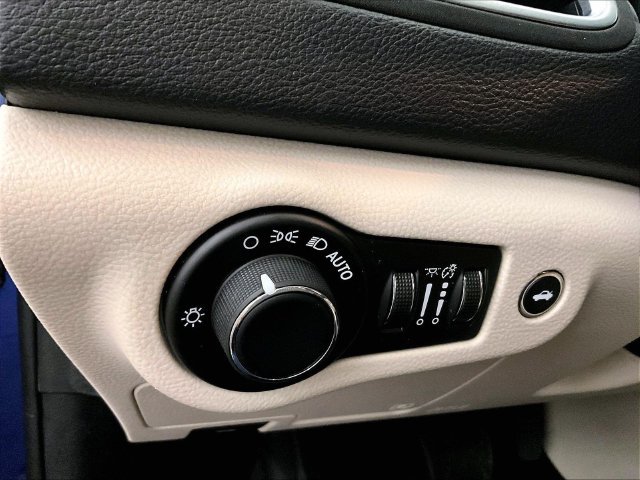 Used 2015 Chrysler 200 Limited FWD image 31