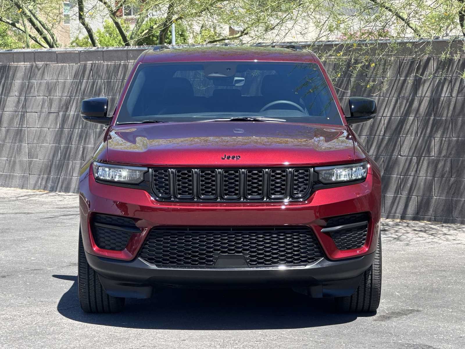 Used 2025 Jeep Grand Cherokee Altitude AWD/4WD image 3