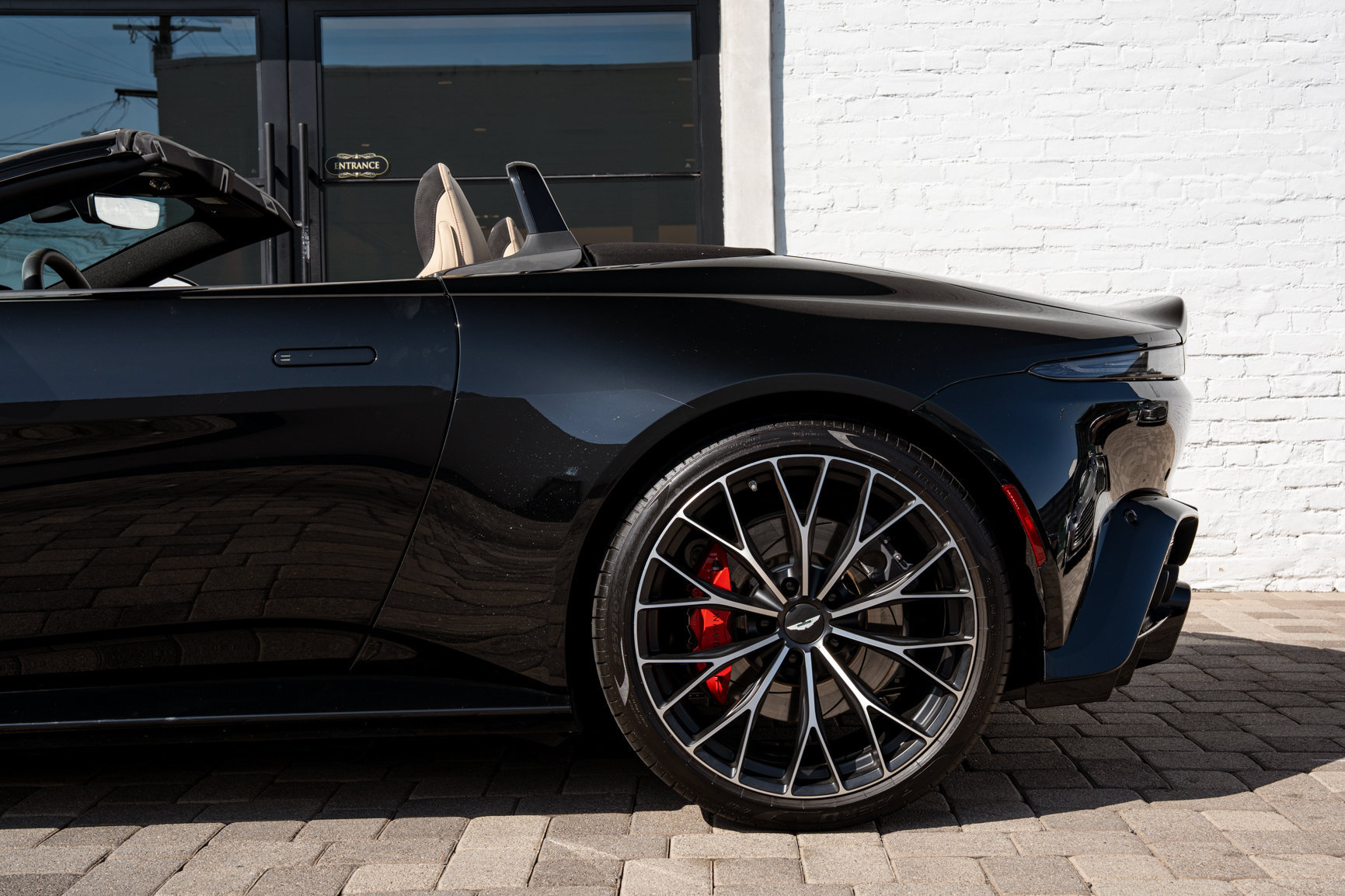 Used 2023 Aston Martin V8 Vantage Roadster RWD image 18