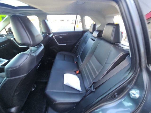 Used 2022 Toyota RAV4 XLE Premium image 22