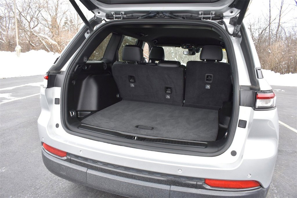 Used 2024 Jeep Grand Cherokee Altitude image 34