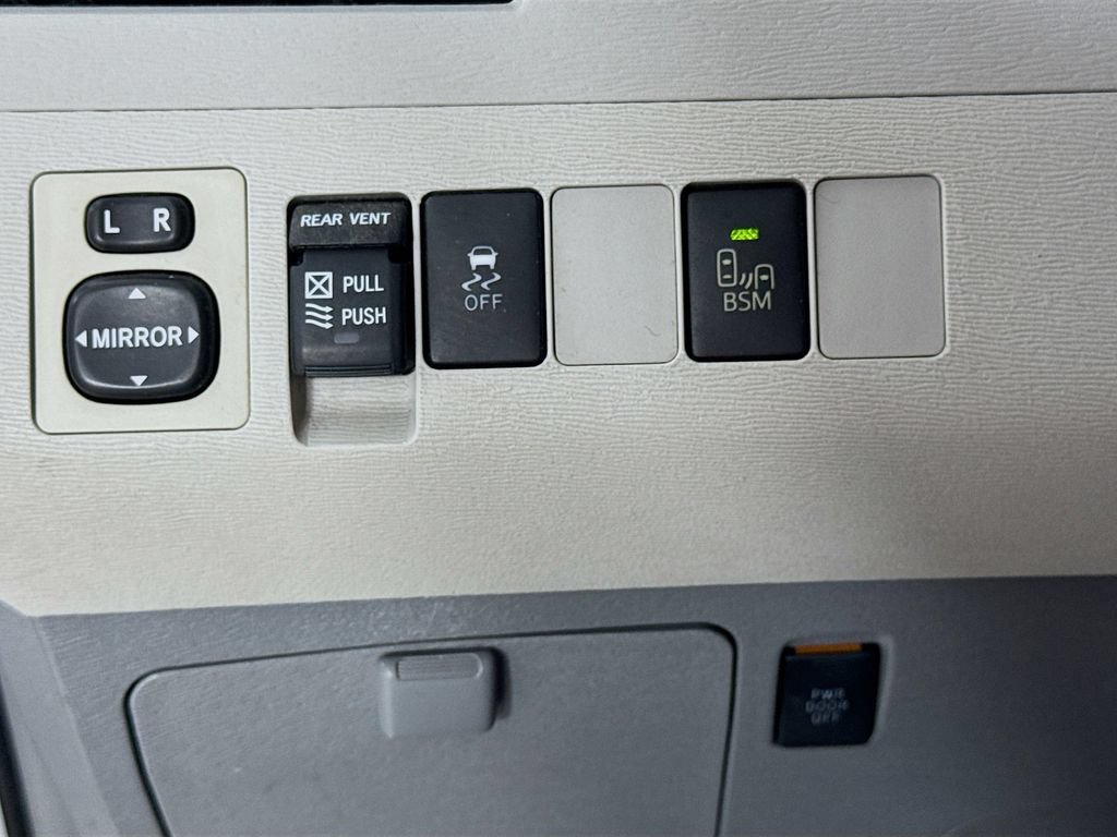 Used 2013 Toyota Sienna XLE FWD image 11