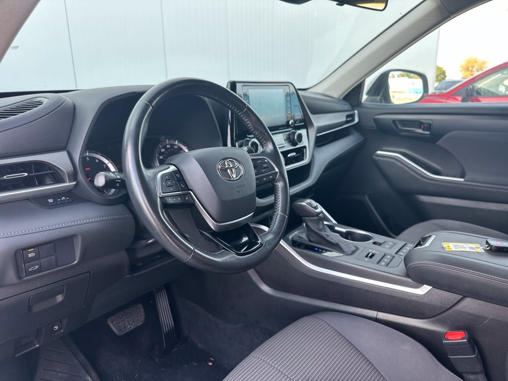 Used 2021 Toyota Highlander LE AWD/4WD image 15