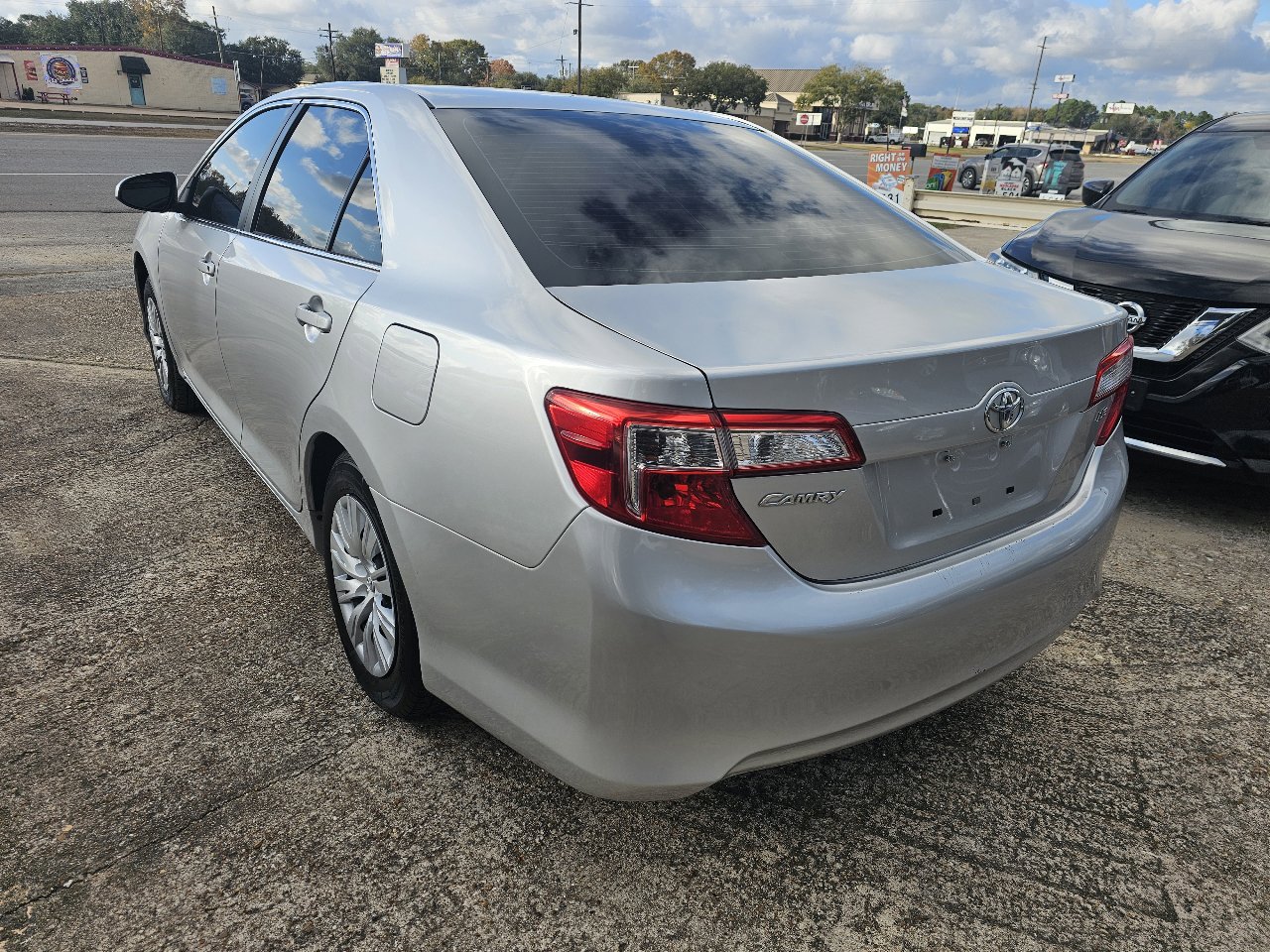 Used 2014 Toyota Camry L image 7