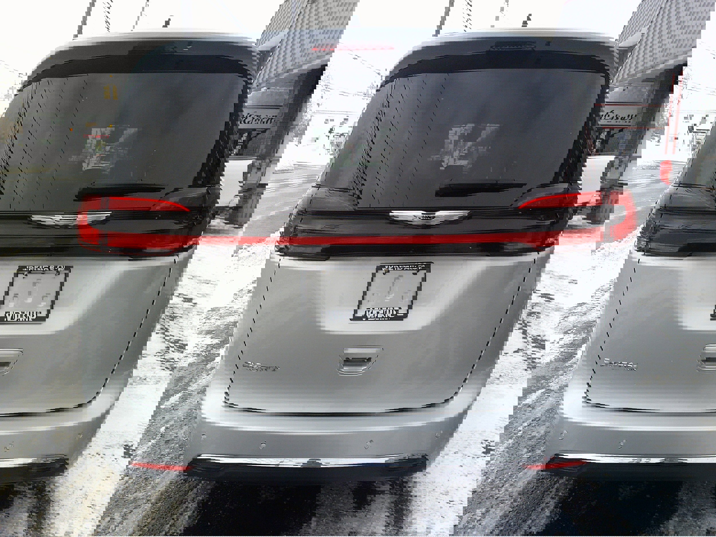 Used 2024 Chrysler Pacifica Touring-L image 4