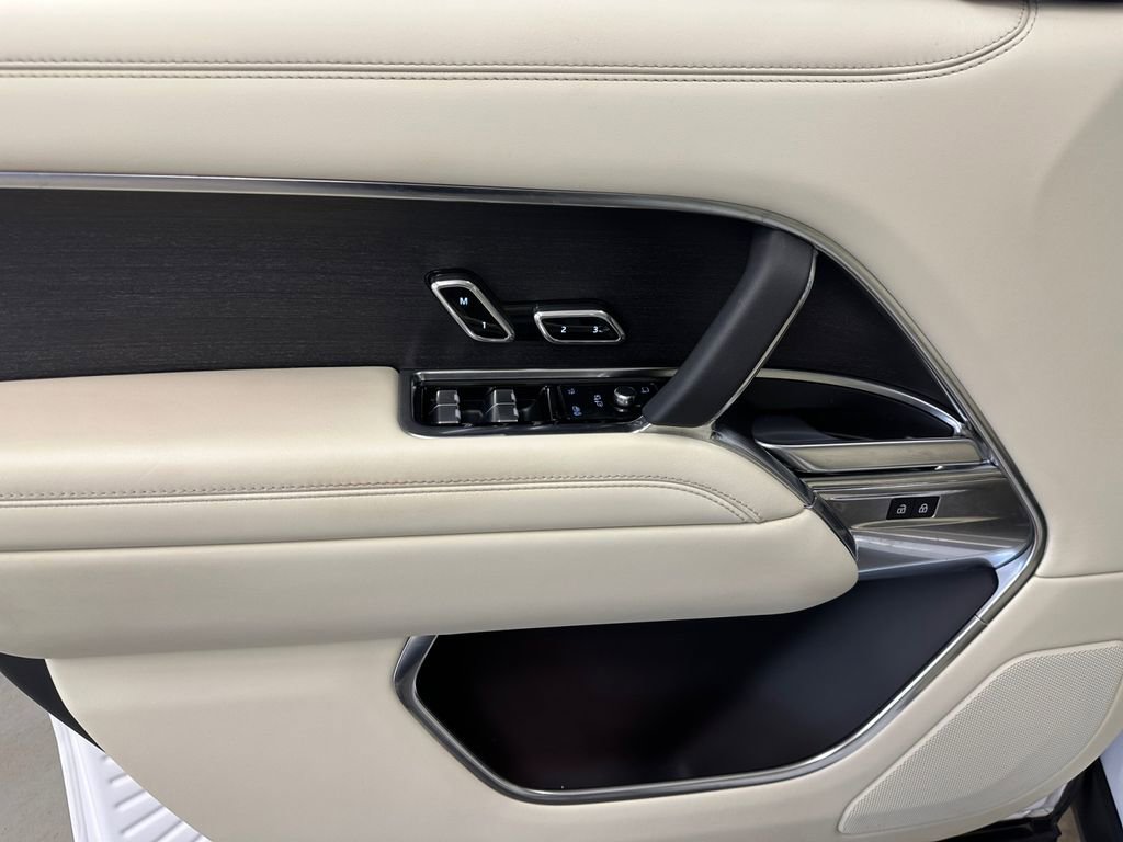 Used 2024 Land Rover Range Rover Long Wheelbase SE image 24