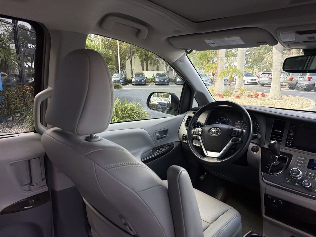 Used 2019 Toyota Sienna XLE w/ XLE Navigation Package FWD image 17