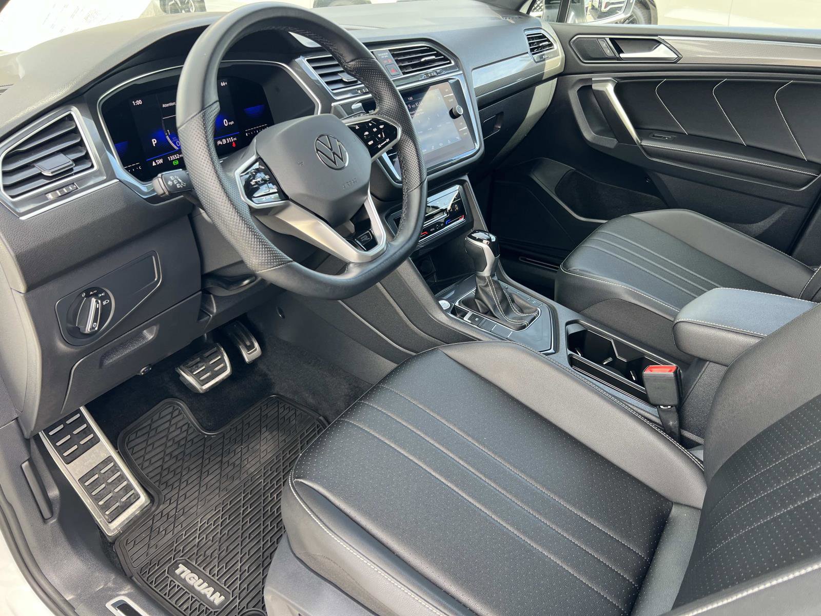 Used 2023 Volkswagen Tiguan SE R-Line image 5