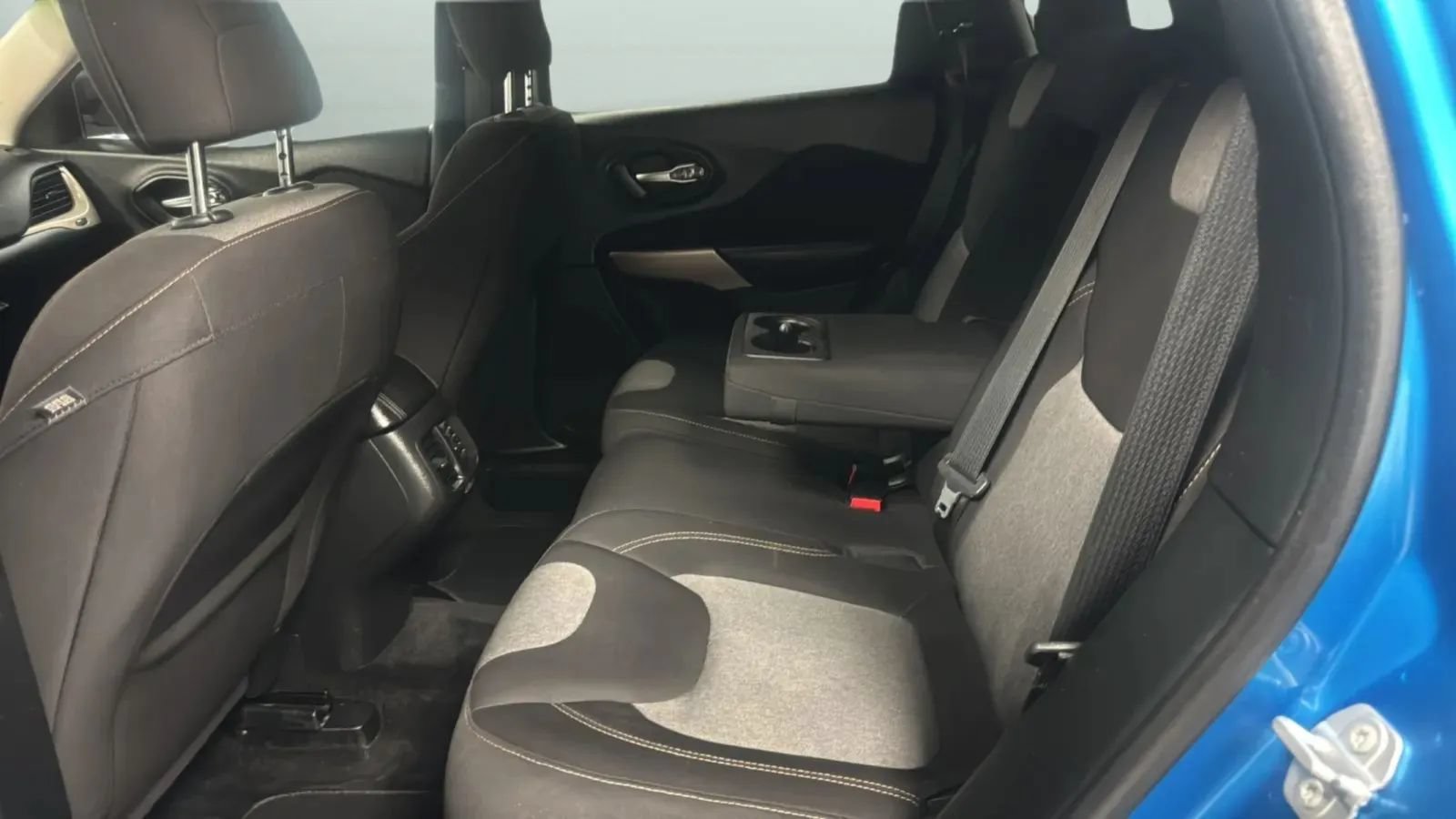 Used 2017 Jeep Cherokee Sport FWD image 12