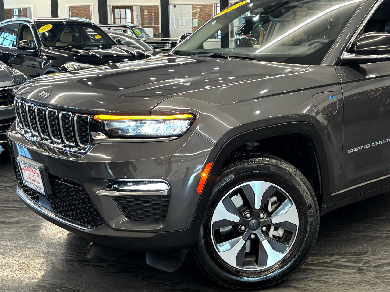 Used 2023 Jeep Grand Cherokee 4WD 4xe image 3