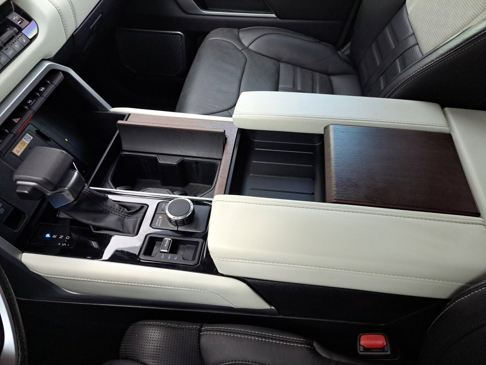 Used 2024 Toyota Sequoia Capstone image 34