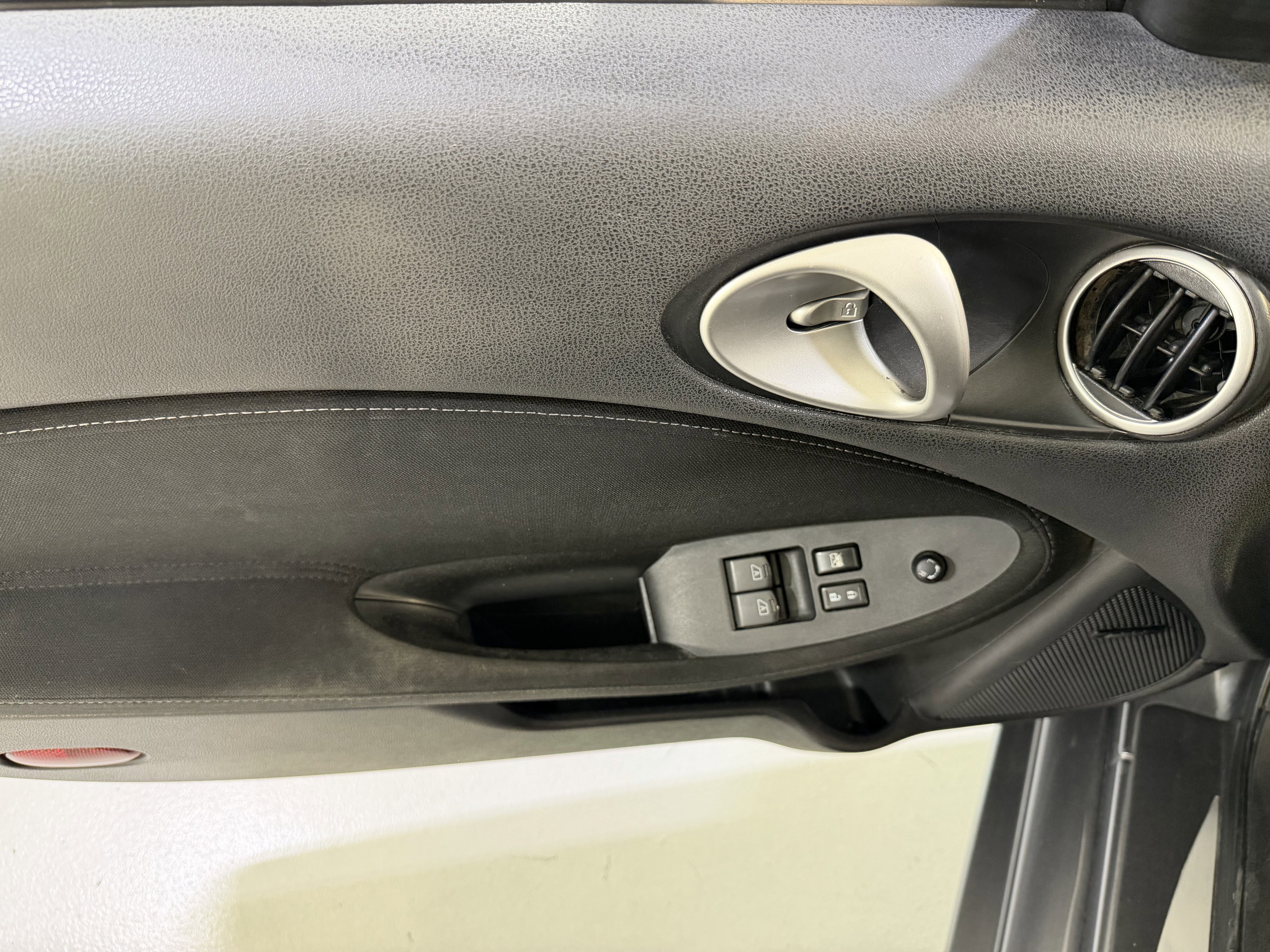 Used 2016 Nissan 370Z Coupe RWD image 13