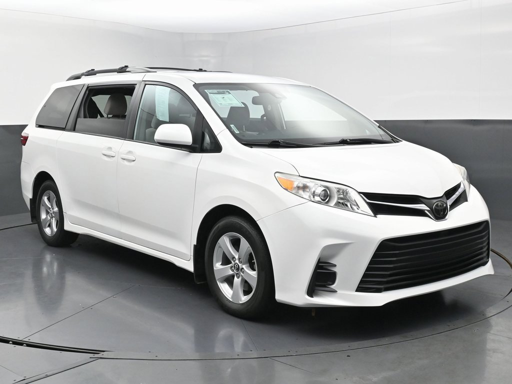 Used 2019 Toyota Sienna LE image 3