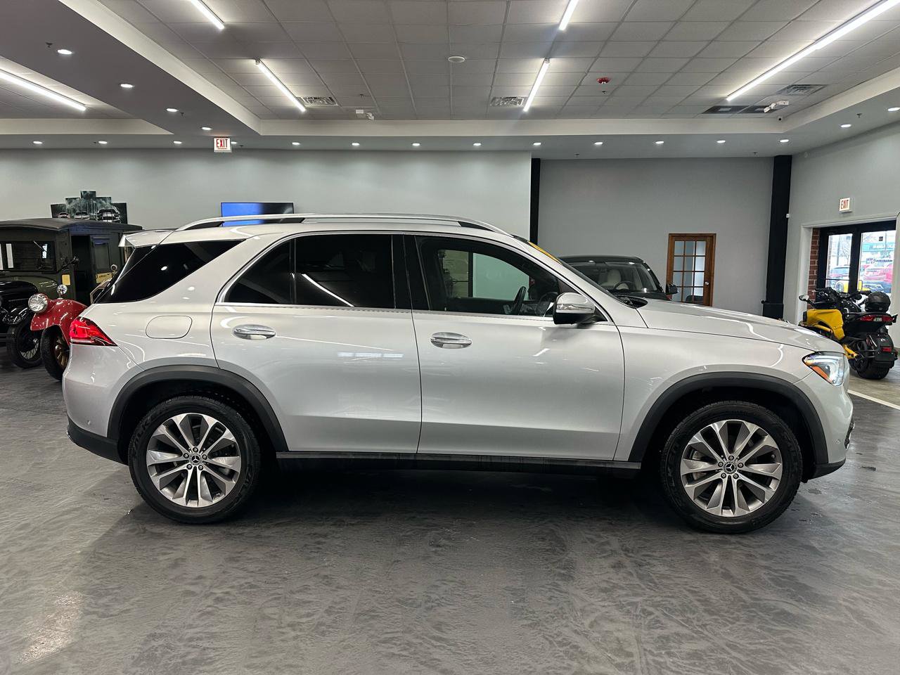 Used 2021 Mercedes-Benz GLE 350 4MATIC w/ Premium Package image 4