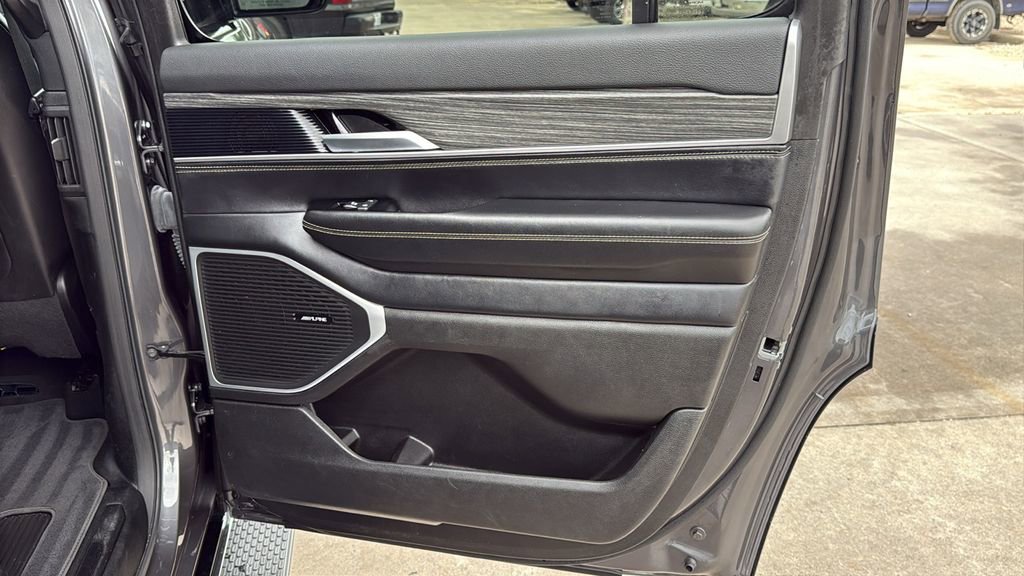 Used 2024 Jeep Wagoneer Series II w/ Flexible Seating Group RWD image 30