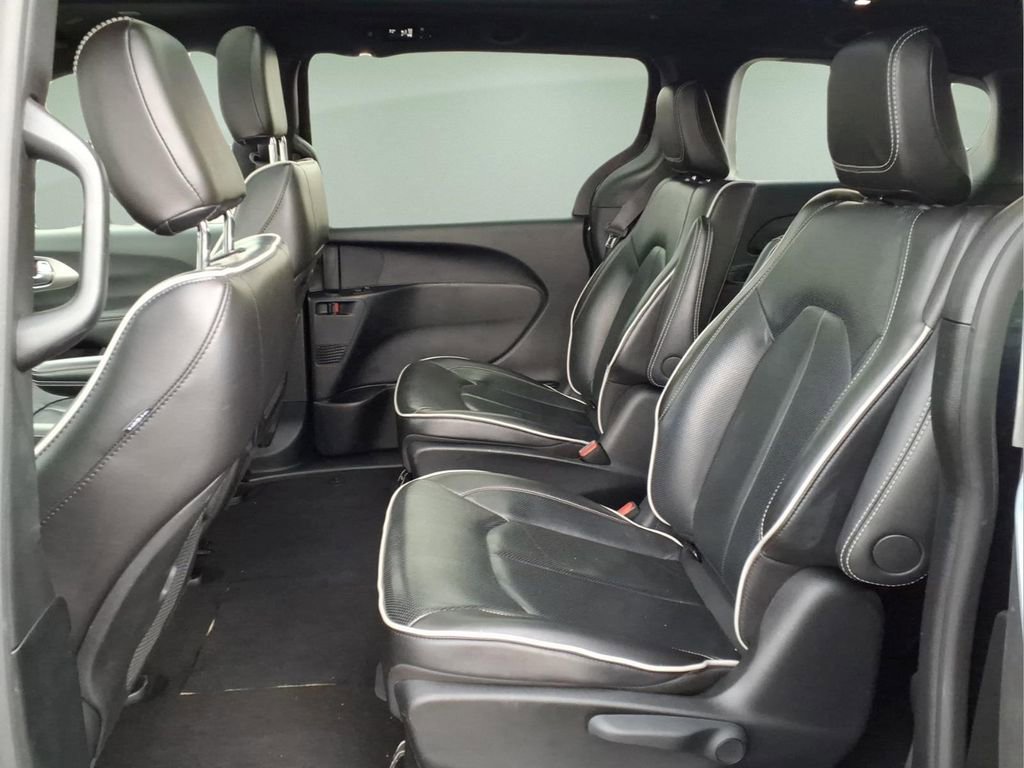 Used 2024 Chrysler Pacifica Premium FWD image 5