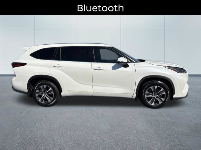 Used 2021 Toyota Highlander XLE AWD/4WD image 2