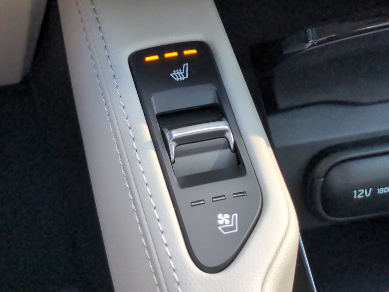 Certified 2023 Kia Telluride EX w/ EX Captain's Chair Package FWD image 19