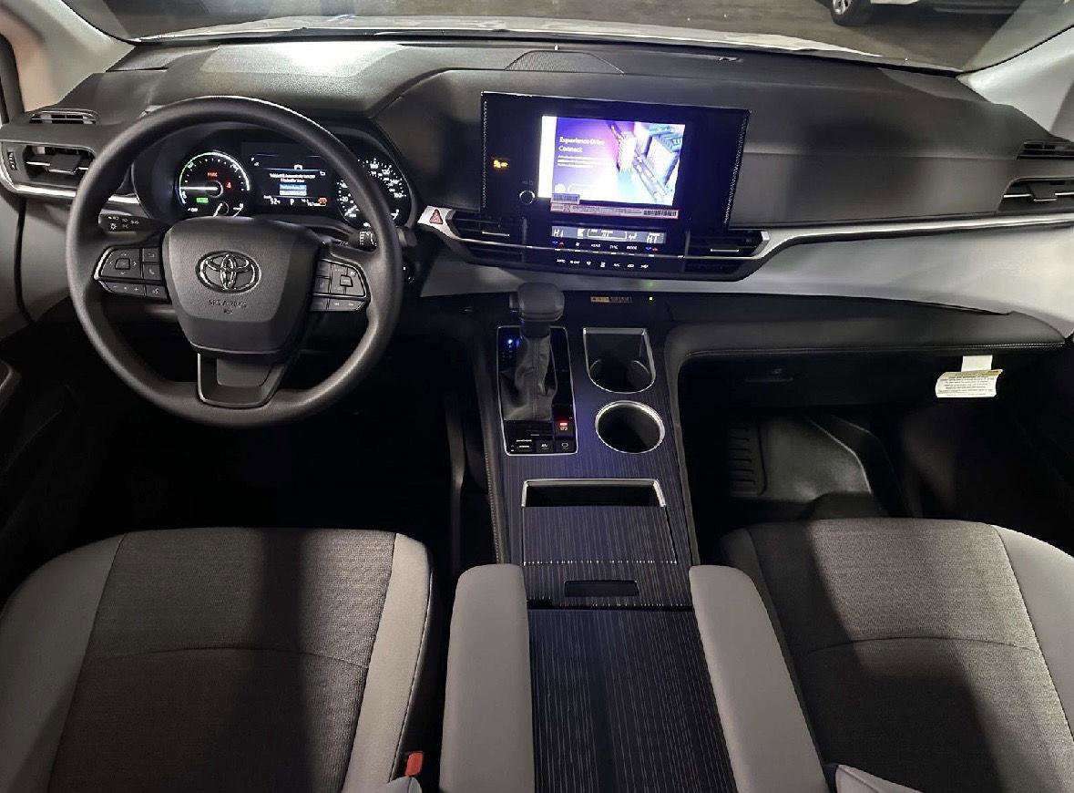 Used 2025 Toyota Sienna LE image 16