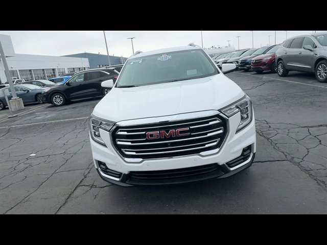 Certified 2024 GMC Terrain SLT w/ Infotainment Package II image 3