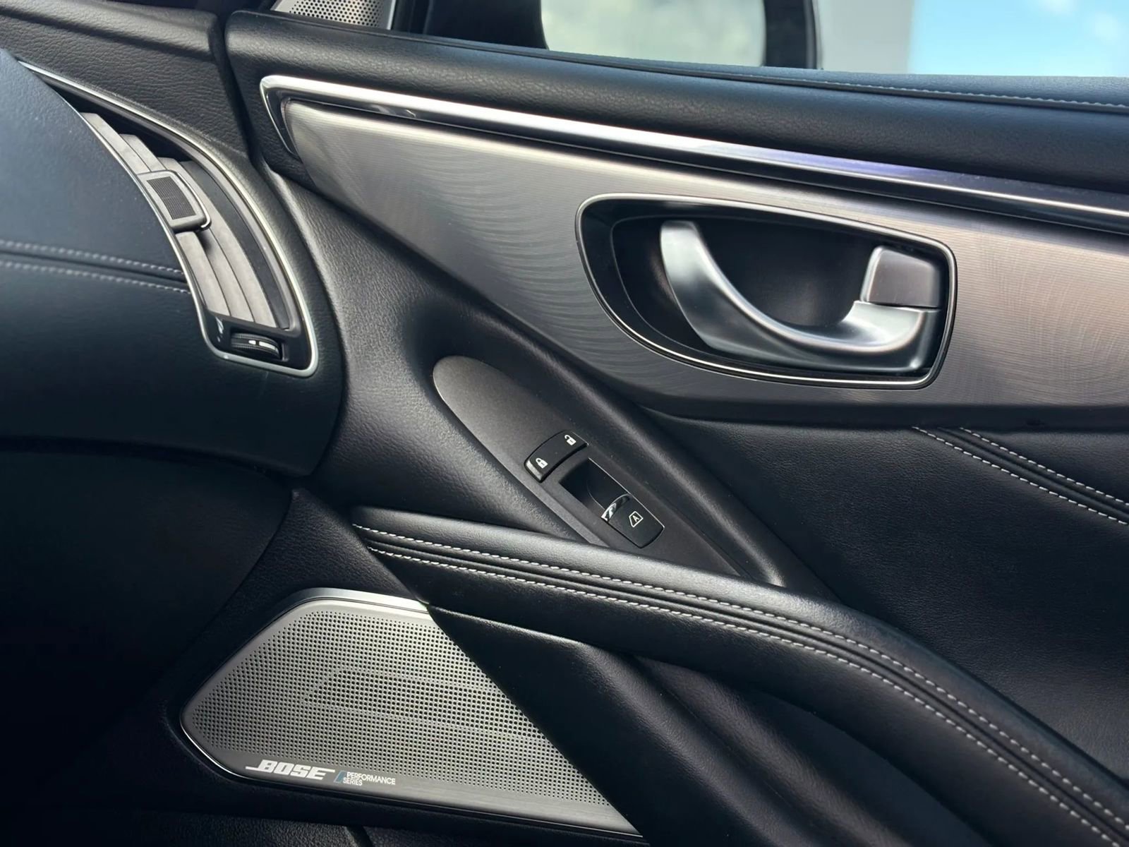 Used 2019 INFINITI Q60 3.0t Luxe w/ Essential Package image 29