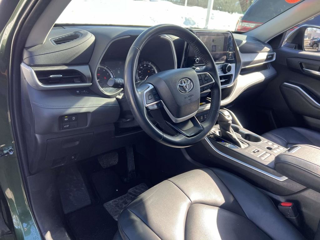 Used 2023 Toyota Highlander XLE image 19