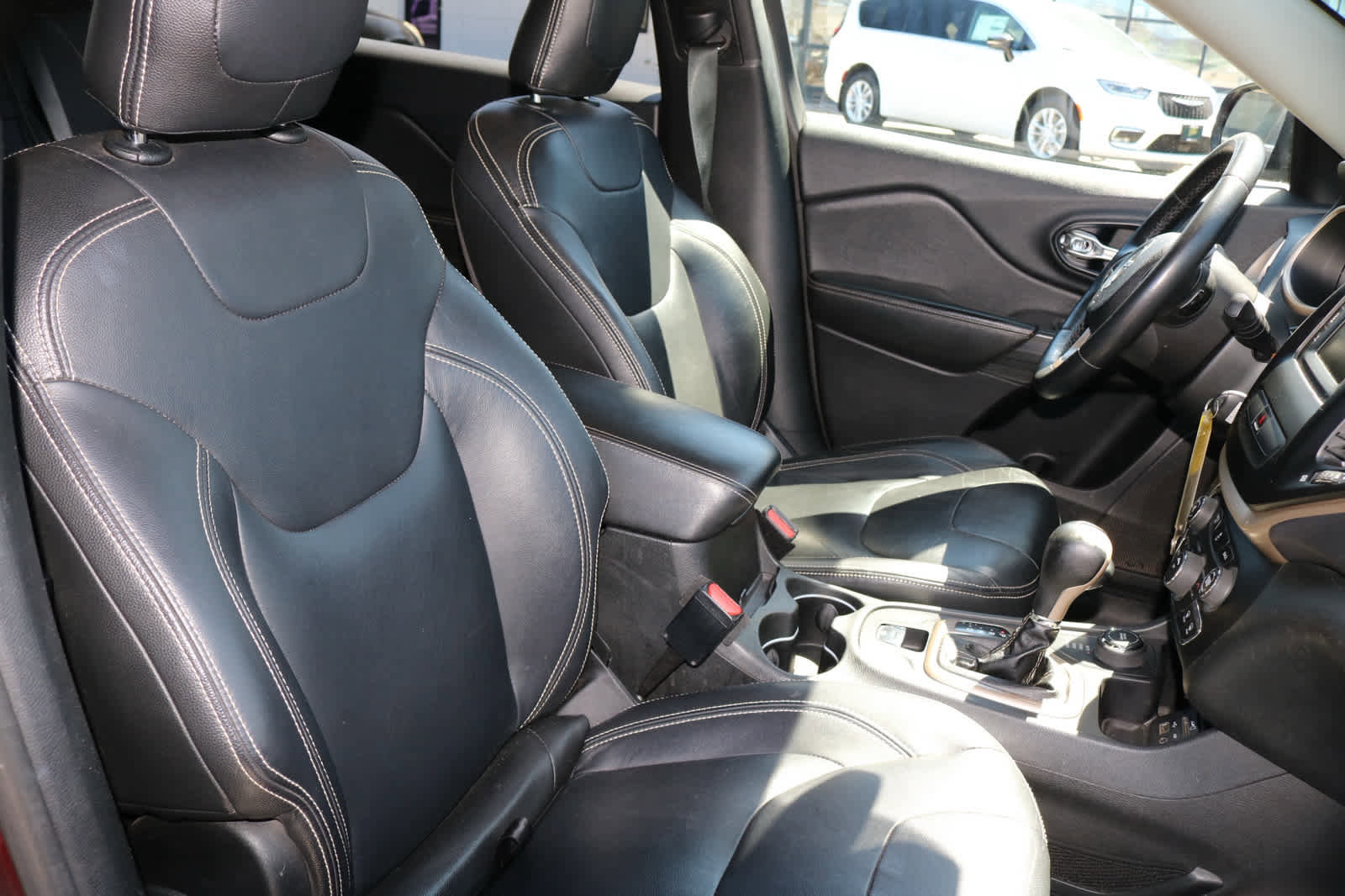 Used 2015 Jeep Cherokee Latitude AWD/4WD image 25